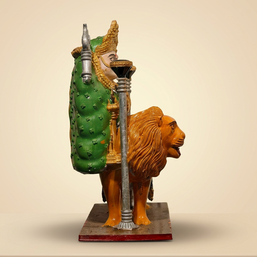 Warm ivory background ke saath murti ki side-view image